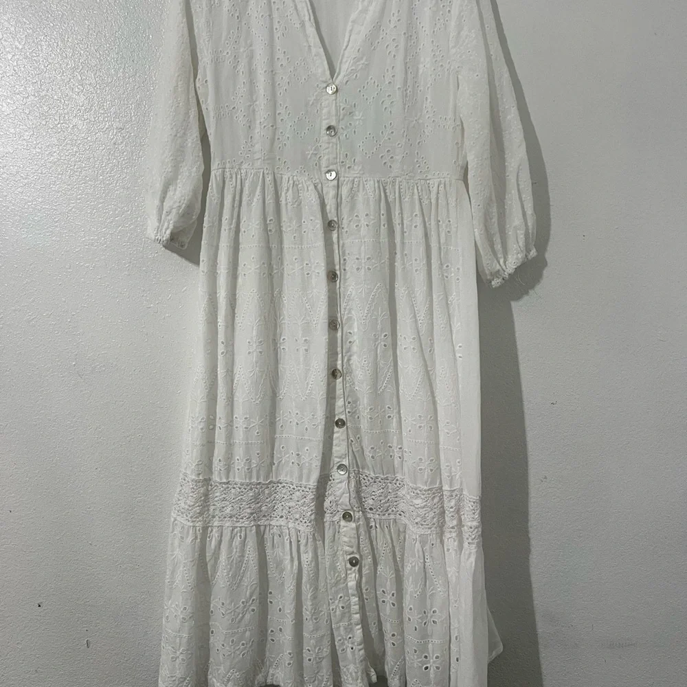Chic White Maxi Dress with Flowing Silhouette - Picture 5 of 9